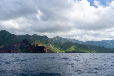 Okyanus üzerindeki yeşil uçurumlar, Taiohae ve Hakaui, Nuku Hiva, Marquesas Adaları ve Fransız Polinezyası arasındaki engebeli kıyı şeridi boyunca yükselir.