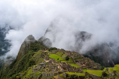 Peru 'daki ünlü İnka kalesi Machu Picchu, sis kaplı dağların arasında yer alıyor. Sitede İnka mühendisliği ve kültürünün sergilendiği teraslar, tapınaklar ve taş yapılar yer alıyor.