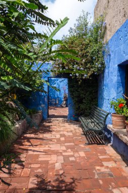 Arequipa 'daki Santa Catalina Manastırı' ndaki iç avlular ve yemyeşil bahçeler canlı çiçeklerle dolu huzurlu ve güzel bir atmosfer sunuyor.