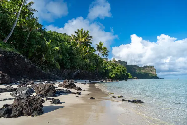 Maupiti Adası, Fransız Polinezyası 'nda el değmemiş beyaz bir kumsal, yemyeşil hindistan cevizi ağaçlarıyla kaplı ve turkuaz bir göle bakan, huzurlu ve tropikal bir cennet yaratıyor.