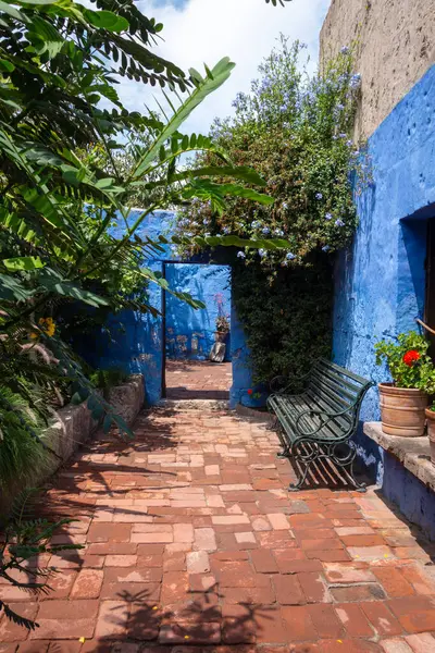 Arequipa 'daki Santa Catalina Manastırı' ndaki iç avlular ve yemyeşil bahçeler canlı çiçeklerle dolu huzurlu ve güzel bir atmosfer sunuyor.
