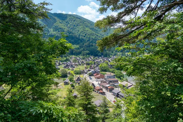 Shirakawa-go 'nun manzaralı köyü, geleneksel gthe-zukuri evleri ve huzurlu kırsal yaşam barındıran yemyeşil dağlara yuva yapmış durumda. Japonya