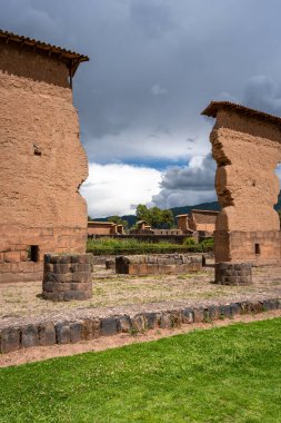 Raqchi arkeolojik alanında, kerpiç ve taştan inşa edilmiş etkileyici bir İnka yapısı olan Wiracocha Tapınağı 'nın kalıntıları yer almaktadır. Peru