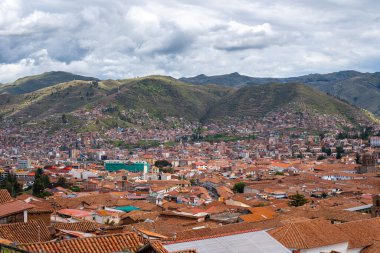 Peru 'nun Cusco kenti, yüksek And Dağları ile çevrili bir vadiye kurulmuş terracotta çatıları, sömürge mimarisi ve tarihi kiliselerle kaplıdır.