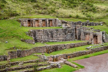 Peru 'nun Cusco kenti yakınlarındaki Tambomachay İnka sahasında sofistike taş işleri ve su kemerleri yer alıyor. Bu arkeolojik alanın İnka elitleri için törensel bir banyo yeri olduğuna inanılıyor.
