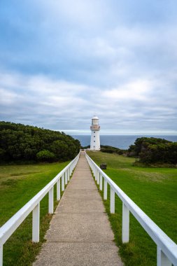 Avustralya 'daki Büyük Okyanus Yolu' nun kıyısındaki Cape Otway Işık İstasyonu okyanusa bakan bir uçurumda duruyor ve manzaralı kıyı manzarası sunuyor.