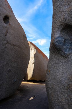 Flinders Chase Ulusal Parkı, Kanguru Adası, Avustralya 'daki dikkate değer kayalar, derin mavi okyanusa karşı çarpıcı bir kontrastlık yaratan canlı turuncu liken ile kaplı, rüzgar ve deniz erozyonuyla şekillenmiş benzersiz granit oluşumları sergiliyor.