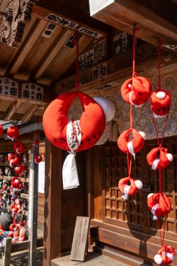 Japonya 'nın Takayama kentindeki Hida Kokubun-ji Tapınağı' nda asılı duran parlak kırmızı Sarubobo bebekleri koruma, mutluluk ve yerel geleneğin aile nimetlerini simgeliyor.