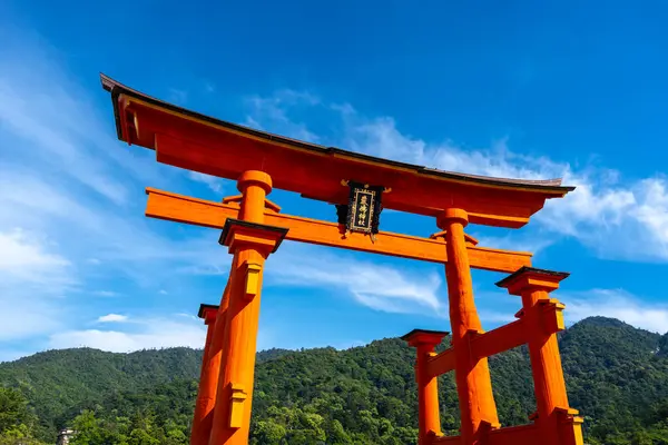 Itsukushima-jinja türbesinin ünlü yüzen torii kapısı Japonya 'nın Hiroşima yakınlarındaki Miyajima Adası yakınlarında denizdedir. Yakın çekim görünümü