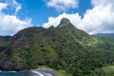 Hiva Oa, Marquesas Adaları, Fransız Polinezyası 'ndaki Puamau kıyısında sarp kayalıklar, yemyeşil tepeler ve Pasifik Okyanusu' nda turkuaz suyu bulunan tenha bir koy bulunur.