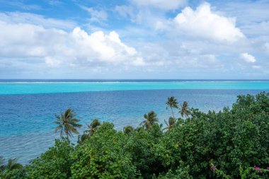 Huahine, Fransız Polinezyası 'ndaki Tefarerii bakış açısı, engin bir gökyüzü altında turkuaz gölünün, derin mavi okyanusun ve yemyeşil tropikal bitkilerin nefes kesici bir görüntüsünü sunar.