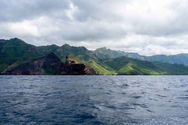 Okyanus üzerindeki yeşil uçurumlar, Taiohae ve Hakaui, Nuku Hiva, Marquesas Adaları ve Fransız Polinezyası arasındaki engebeli kıyı şeridi boyunca yükselir.