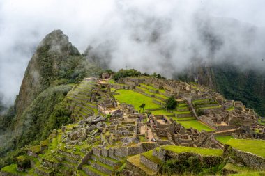 Peru 'daki ünlü İnka kalesi Machu Picchu, sis kaplı dağların arasında yer alıyor. Sitede İnka mühendisliği ve kültürünün sergilendiği teraslar, tapınaklar ve taş yapılar yer alıyor.