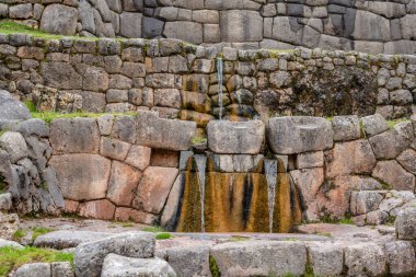 Peru 'nun Cusco kenti yakınlarındaki Tambomachay İnka sahasında sofistike taş işleri ve su kemerleri yer alıyor. Bu arkeolojik alanın İnka elitleri için törensel bir banyo yeri olduğuna inanılıyor.