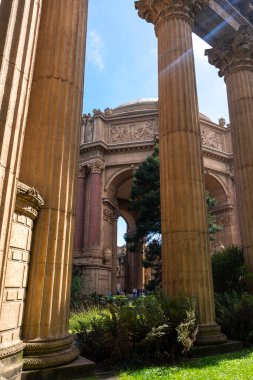 San Francisco 'daki Güzel Sanatlar Sarayı, klasik sütunları olan bir mimari başyapıt, yemyeşil ile çevrilidir.