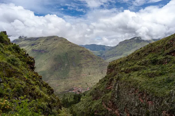 Yeşil yemyeşil dağlar Kutsal Vadi 'yi Pisac arkeolojik alanının yakınına kurar. Manzara, bölgenin zengin biyolojik çeşitliliğini ve antik uygarlıklar tarafından kullanılan tarlaları sergiliyor.