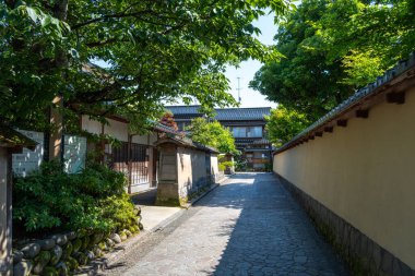Nagamachi Bölgesi, Kanazawa, Japonya 'nın tarihi samuray mahallesinde toprak duvarlarla kaplı huzurlu bir cadde.