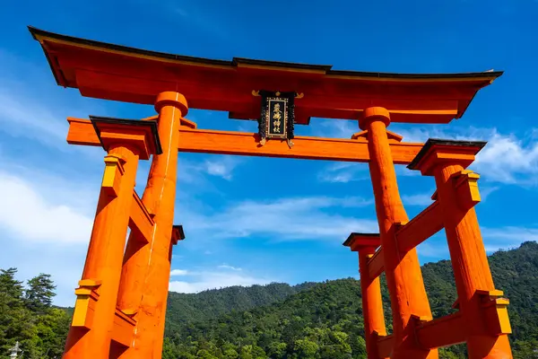 Itsukushima-jinja türbesinin ünlü yüzen torii kapısı Japonya 'nın Hiroşima yakınlarındaki Miyajima Adası yakınlarında denizdedir. Yakın çekim görünümü