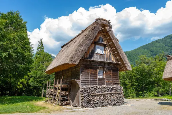 Yeşil tepelerle çevrili Shirakawa 'daki sazdan çatılı bir ev Japonların kırsal çekiciliğini ve doğayla uyumlu ilişkisini yansıtıyor.