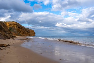 Avustralya 'nın Büyük Okyanus Yolu üzerindeki Aireys Körfezi' ndeki Bells Beach 'te altın kum, dağınık kayalar ve yüksek uçurumlar bulunur. Mavi okyanus dramatik bulutlarla dolu uçsuz bucaksız bir gökyüzü ile karşılaşıyor, çarpıcı bir kıyı manzarası yaratıyor.