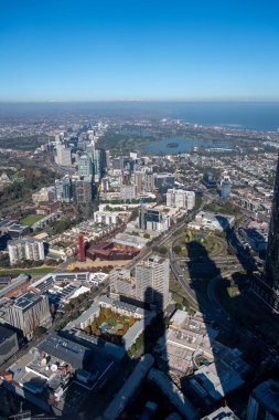 Melbourne, Avustralya şehir merkezinin ufuk çizgisi, modern gökdelenler, şehir altyapısı ve dolambaçlı bir nehir ile çevrilidir. Şehrin mimarisi ve yoğun binaları dinamik metropol karakteri ve ekonomik sinyallerini yansıtıyor.