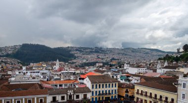 Quito, Ekvador 'daki San Francisco kilisesinin çatısından panoramik bir manzara şehrin çatılarını ve uzak dağlarını gösteriyor.