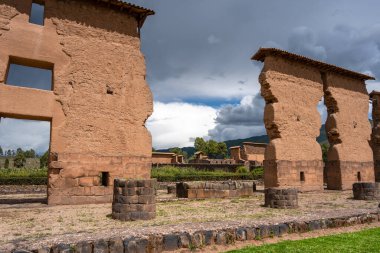 Raqchi arkeolojik alanında, kerpiç ve taştan inşa edilmiş etkileyici bir İnka yapısı olan Wiracocha Tapınağı 'nın kalıntıları yer almaktadır. Peru