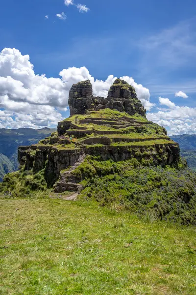Peru 'daki Waqrapukara arkeolojik sahasında engebeli bir dağ zirvesinde, Andean manzarasının çarpıcı manzaralarını sunan teraslı taş kalıntıları yer almaktadır.