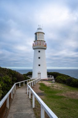 Avustralya 'daki Büyük Okyanus Yolu' nun kıyısındaki Cape Otway Işık İstasyonu okyanusa bakan bir uçurumda duruyor ve manzaralı kıyı manzarası sunuyor.