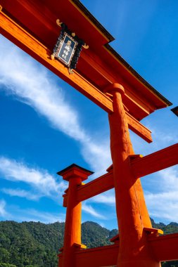 Itsukushima-jinja türbesinin ünlü yüzen torii kapısı Japonya 'nın Hiroşima yakınlarındaki Miyajima Adası yakınlarında denizdedir. Yakın çekim görünümü
