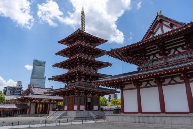 Osaka 'daki Shitenno-ji Tapınağı' nın görkemli ana kapısı ve tapınağı dingin ruhsal varlıkla tarihi mimariyi harmanlayan canlı bir gökyüzünün altında duruyor.