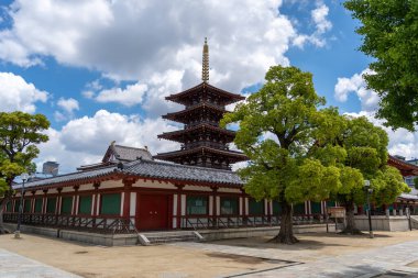 Osaka 'daki Shitenno-ji Tapınağı' nın görkemli ana kapısı ve tapınağı dingin ruhsal varlıkla tarihi mimariyi harmanlayan canlı bir gökyüzünün altında duruyor.