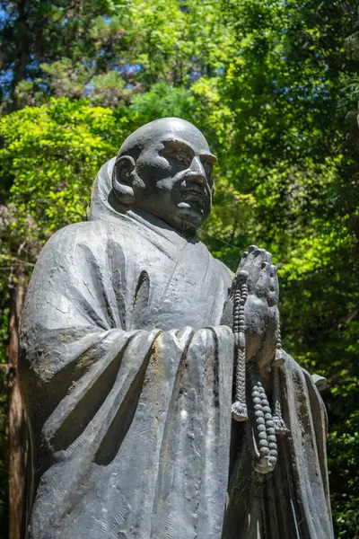 Hiroşima 'daki Mitaki-Dera Tapınağı' nın ormanlarında ağırbaşlı bir şekilde duran uzun bronz keşiş heykelleri barış ve hürmet saçıyor.