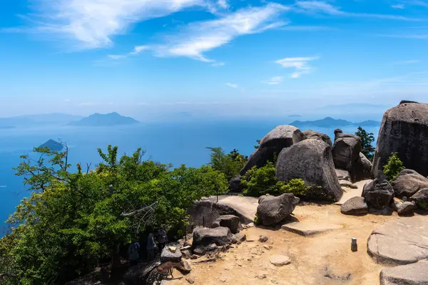 Miyajima Adası 'ndaki Misen Dağı' nın tepesinden Seto İç Denizi ve Hiroşima Körfezi üzerinde nefes kesici bir manzara uzanır. Japonya