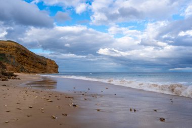 Avustralya 'nın Büyük Okyanus Yolu üzerindeki Aireys Körfezi' ndeki Bells Beach 'te altın kum, dağınık kayalar ve yüksek uçurumlar bulunur. Mavi okyanus dramatik bulutlarla dolu uçsuz bucaksız bir gökyüzü ile karşılaşıyor, çarpıcı bir kıyı manzarası yaratıyor.