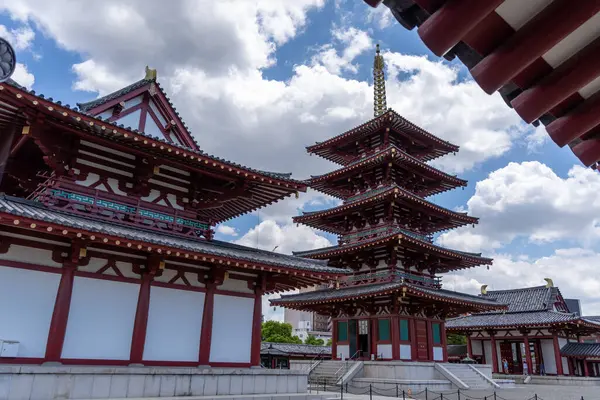 Osaka 'daki Shitenno-ji Tapınağı' nın görkemli ana kapısı ve tapınağı dingin ruhsal varlıkla tarihi mimariyi harmanlayan canlı bir gökyüzünün altında duruyor.