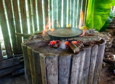 Ekvador 'un Cuyabeno Reserve kentindeki geleneksel Siona köyünde bir kasava (yuca) keki pişiriliyor.