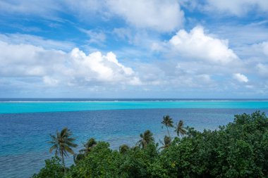 Huahine, Fransız Polinezyası 'ndaki Tefarerii bakış açısı, engin bir gökyüzü altında turkuaz gölünün, derin mavi okyanusun ve yemyeşil tropikal bitkilerin nefes kesici bir görüntüsünü sunar.