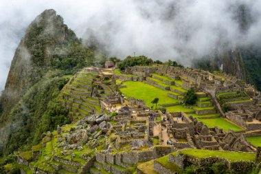 Peru 'daki ünlü İnka kalesi Machu Picchu, sis kaplı dağların arasında yer alıyor. Sitede İnka mühendisliği ve kültürünün sergilendiği teraslar, tapınaklar ve taş yapılar yer alıyor.