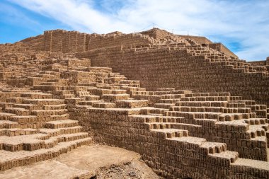 Lima, Peru 'daki Huaca Pucllana Piramidi, adım-benzeri yapısı ve kültürel önemi ile bilinen antik bir arkeolojik alandır.