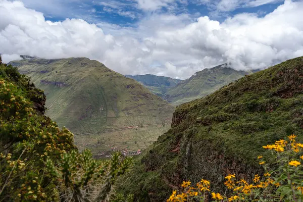 Yeşil yemyeşil dağlar Kutsal Vadi 'yi Pisac arkeolojik alanının yakınına kurar. Manzara, bölgenin zengin biyolojik çeşitliliğini ve antik uygarlıklar tarafından kullanılan tarlaları sergiliyor.