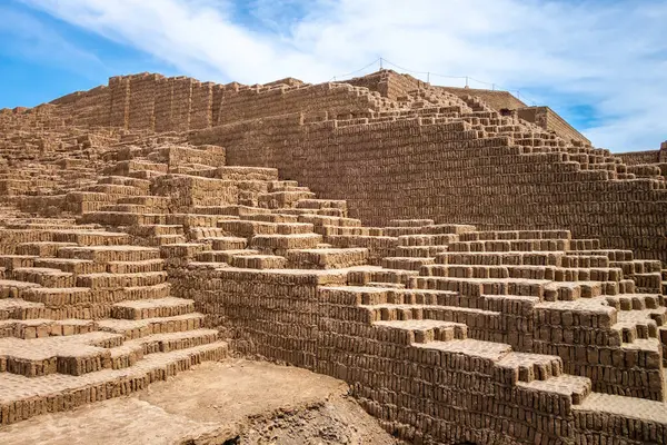 Lima, Peru 'daki Huaca Pucllana Piramidi, adım-benzeri yapısı ve kültürel önemi ile bilinen antik bir arkeolojik alandır.