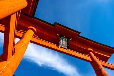 Itsukushima-jinja türbesinin ünlü yüzen torii kapısı Japonya 'nın Hiroşima yakınlarındaki Miyajima Adası yakınlarında denizdedir. Yakın çekim görünümü