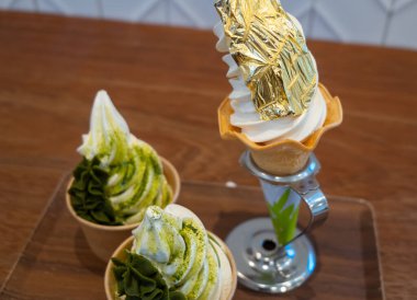 Kanazawa 'da servis edilen sanatsal Japon dondurması, içinde kibrit aroması ve lüks bir dokunuş için yenilebilir altın yaprakla kaplanmış bir koni bulunuyor.