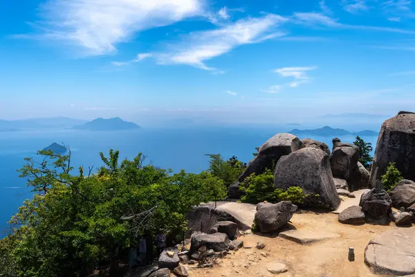 Miyajima Adası 'ndaki Misen Dağı' nın tepesinden Seto İç Denizi ve Hiroşima Körfezi üzerinde nefes kesici bir manzara uzanır. Japonya