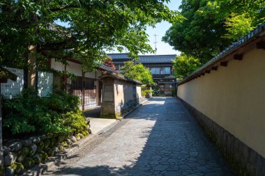 Nagamachi Bölgesi, Kanazawa, Japonya 'nın tarihi samuray mahallesinde toprak duvarlarla kaplı huzurlu bir cadde.