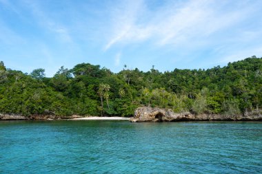 Waleakodi Adası 'ndaki beyaz kumlu ve yemyeşil ormanlı Lia sahilleri göz alıcı Togian takımadalarının bir parçası, Sulawesi, Endonezya