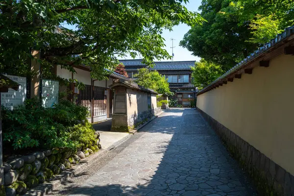 Nagamachi Bölgesi, Kanazawa, Japonya 'nın tarihi samuray mahallesinde toprak duvarlarla kaplı huzurlu bir cadde.