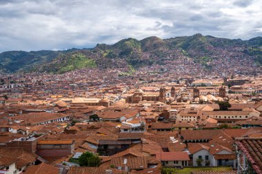 Peru 'nun Cusco kenti, yüksek And Dağları ile çevrili bir vadiye kurulmuş terracotta çatıları, sömürge mimarisi ve tarihi kiliselerle kaplıdır.