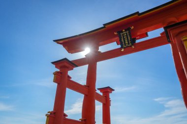 Itsukushima-jinja türbesinin ünlü yüzen torii kapısı Japonya 'nın Hiroşima yakınlarındaki Miyajima Adası yakınlarında denizdedir. Yakın çekim görünümü